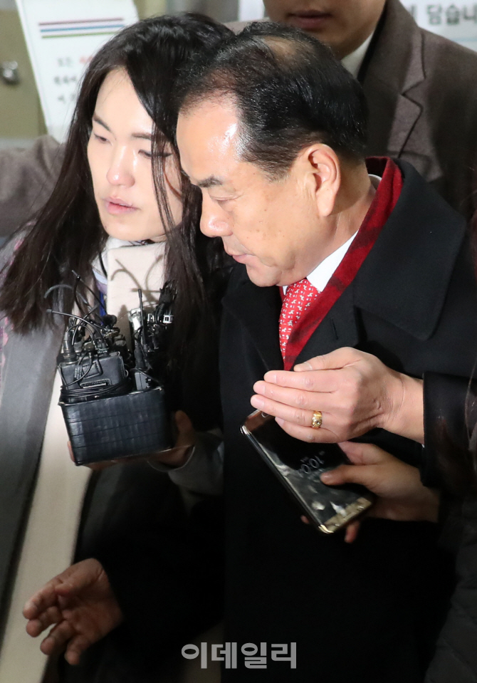 [포토]이우현 자유한국당 의원, 무거운 발걸음