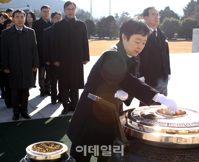 [포토] 대전국립현충원 참배하는 황수경 통계청장