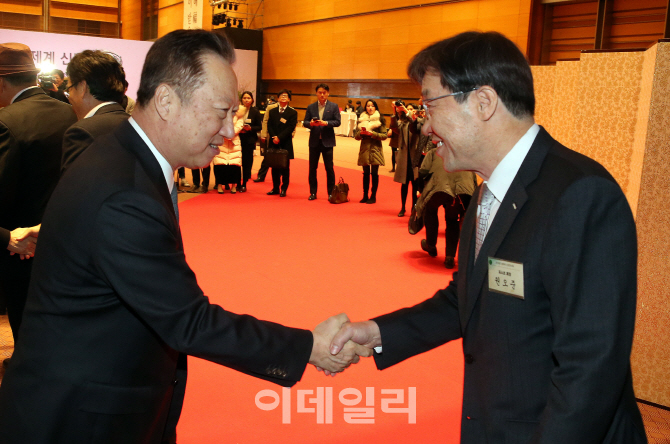 [포토]인사 나누는 박용만 대한상의 회장-권오준 포스코 회장