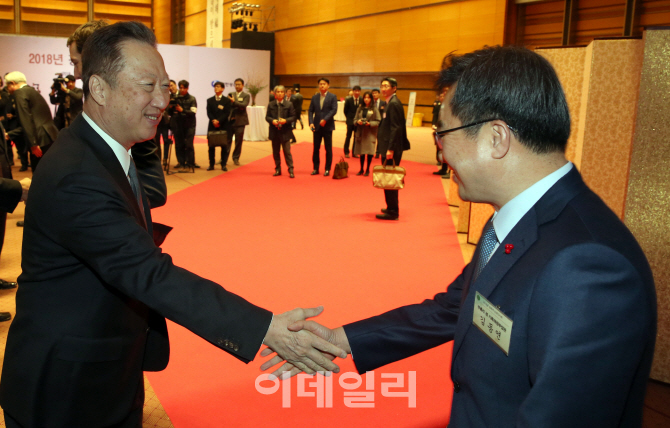 [포토]인사 나누는 박용만 대한상의 회장-김동연 경제부총리