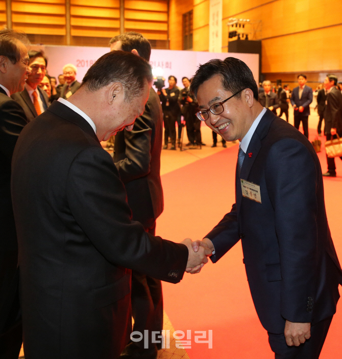 [포토]밝게 웃는 박용만 대한상의 회장-김동연 경제부총리