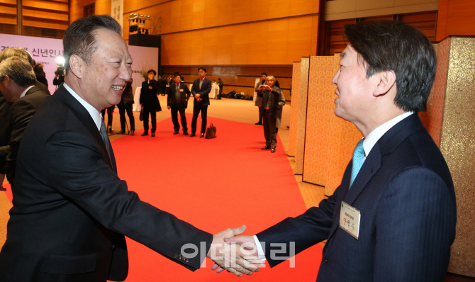 [포토]인사 나누는 박용만 대한상의 회장-안철수 국민의당 대표