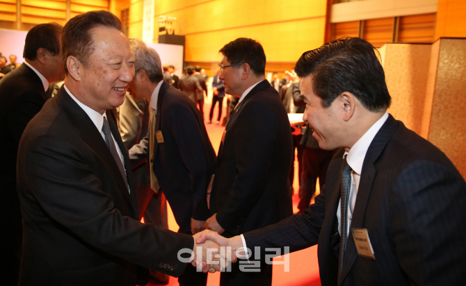 [포토]인사 나누는 박용만 대한상의 회장-제임스 김 주한미국상공회의소 회장