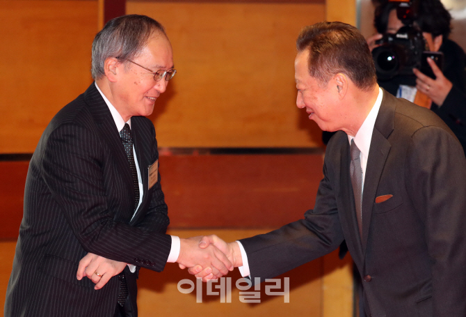 [포토]인사 나누는 박용만 대한상의 회장-나가미네 야스마사 주한 일본 대사