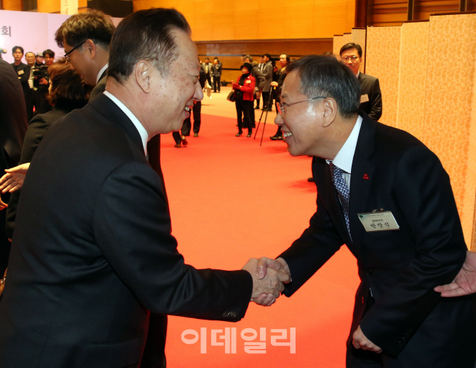 [포토]인사 나누는 박용만 대한상의 회장-반장식 청와대 일자리 수석