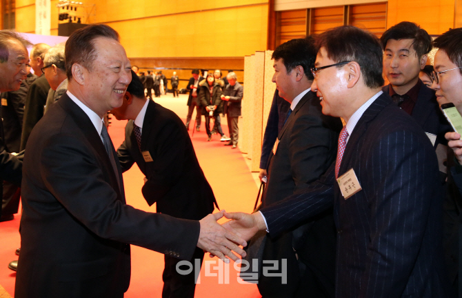 [포토]인사 나누는 박용만 대한상의 회장-윤부근 삼성전자 부회장