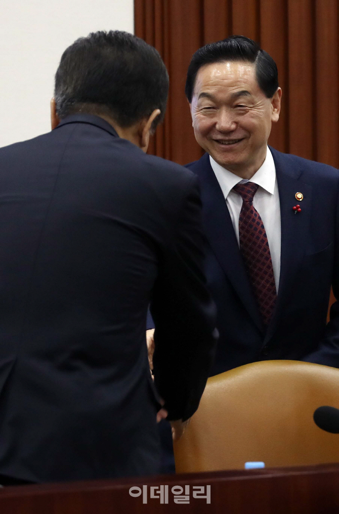 [포토]악수하는 김상곤 부총리