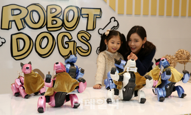 [포토]롯데백화점, '로봇독(Robot Dog)의 새해 인사 공연'