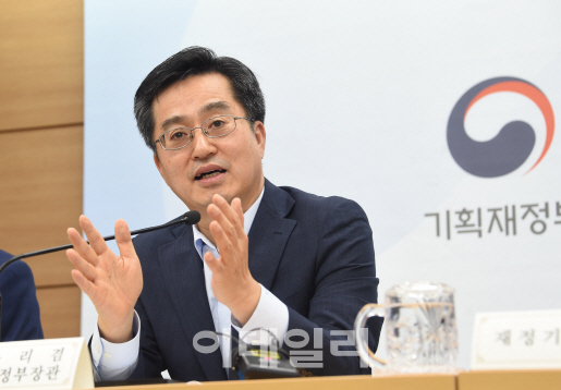 김동연, 보유세·가상화폐·청년실업 '끝장토론'