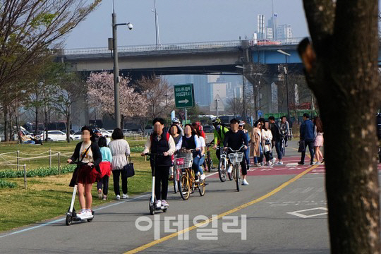 공원·인도 질주하는 '무면허' 전동킥보드…아차 하면 '쾅'