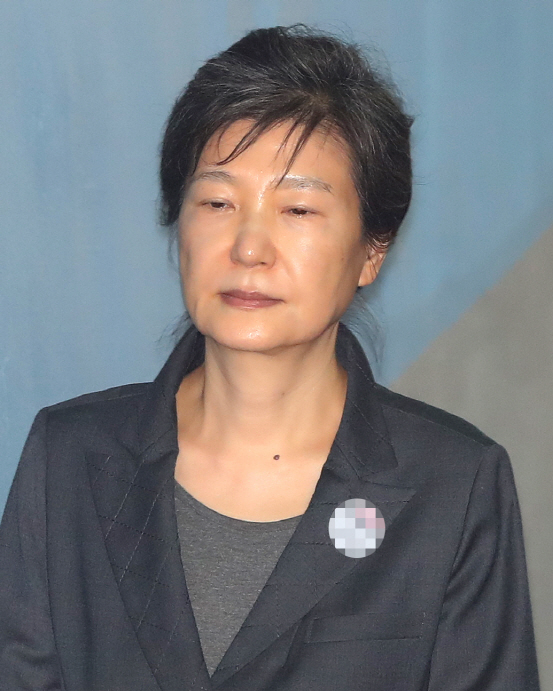 박근혜, 국정원서 36.5억 상납받아 기치료 받고, 옷 샀다