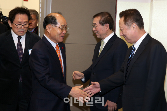 [포토]'2018 서울시 신년인사회' 참석한 박원순 시장-박용만 회장