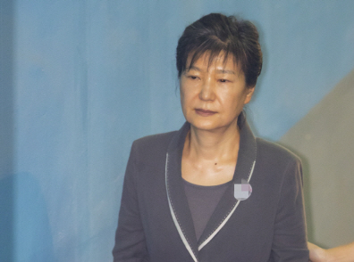 檢 "박근혜, '국정원 특활비 상납사건' 유영하 변호사 선임"