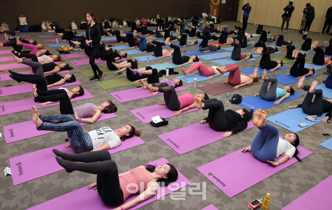 [포토]'새해엔 즐겁게 요가를'