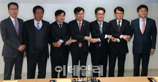 “백화점·마트, 최저임금인상 부담 나누면 직권조사 면제 가능”