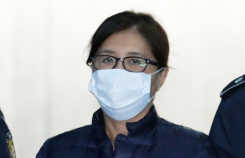 최순실·신동빈 1심, 내달 13일로 연기…재판부 직권 결정(상보)