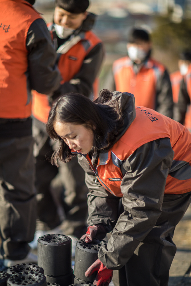 한국타이어 신입사원, 연탄 4000여장 배달 봉사
