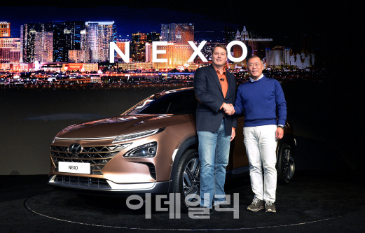  5분 충전으로 590㎞ 주행…현대차, 미래형 SUV '넥쏘' 공개