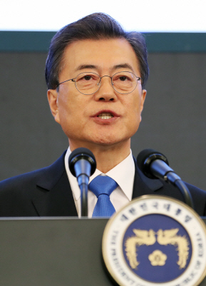 文대통령 “지방정부, 충분한 역량갖춰..자치권 강화해야”