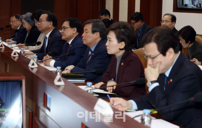 [포토]이낙연 총리 발언 경청하는 장관들