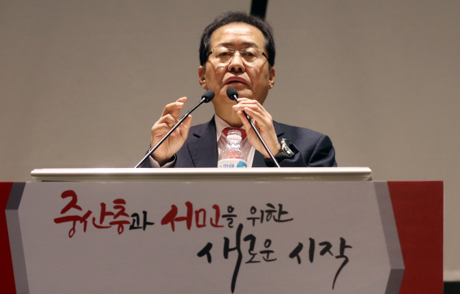與 "홍준표 대표 '남탓정치' 말고 '내탓정치' 하라"