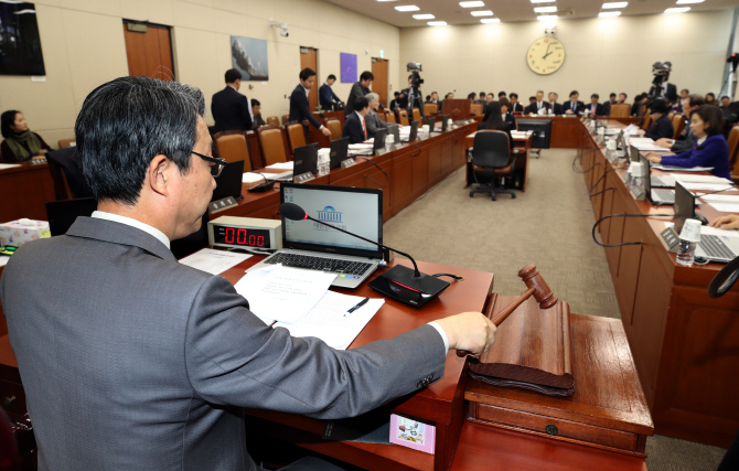 국회 '4차 산업혁명특위' "부처 칸막이 해제·규제 완화해야"