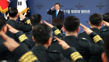 文대통령 “군인이 별 달았다는 게 얼마나 가슴 벅찬 일인지 안다”(종합)