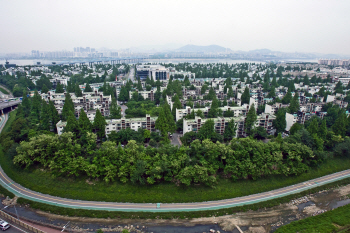 부활한 재초환..5월 강남 8개 단지 '환수금 고지서' 나온다
