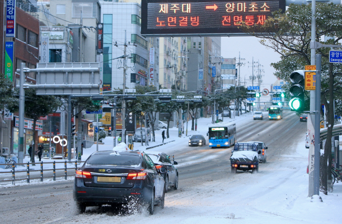 "제주공항서 폭설로 발 묶인 승객 7천명, 12일 모두 수송"