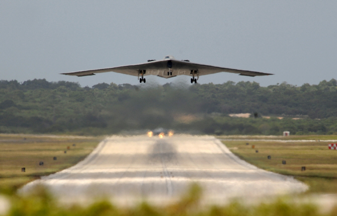 [포토] 미 공군 스텔스 전략폭격기 'B-2'  괌 배치
