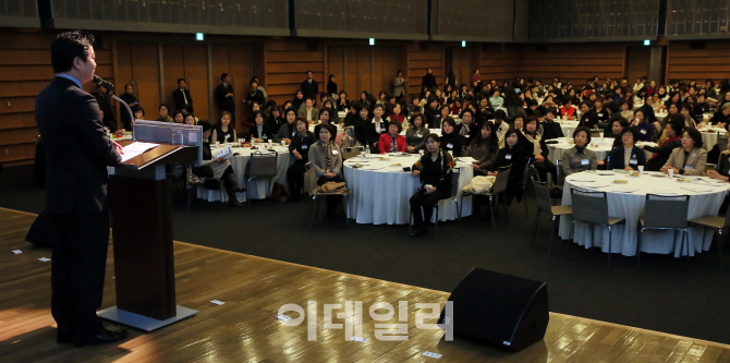 [포토]인사말 하는 홍종학 장관