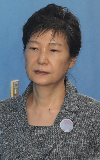 '국정원 상납' 朴 재산 동결…法, 추징보전청구 인용(상보)