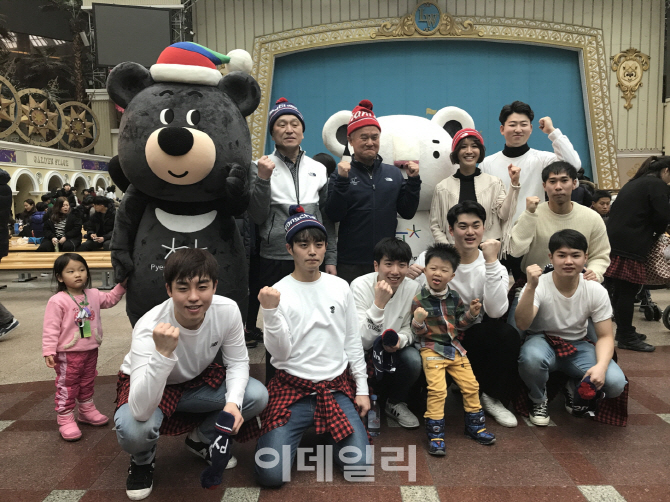 [포토] 반다비와 '찰칵' "평창올림픽 성공 기원합니다"