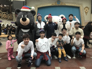 [포토] 반다비와 '찰칵' "평창올림픽 성공 기원합니다"