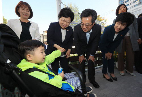 고용부, 거점형 공공직장어린이집 설치 사업 공모