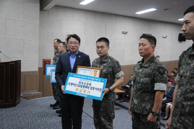 김경표 경기평생교육원장 '군부대 나비효과'..장병, 주민전파