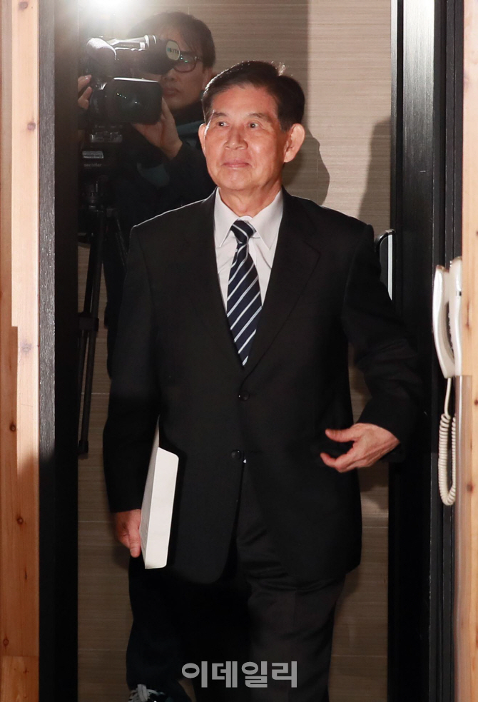 [포토]'기자회견장 들어서는 정호영 전 특검'