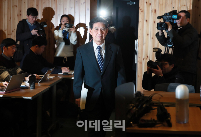 [포토]'다스 부실수사 의혹' 기자회견장 들어서는 정호영