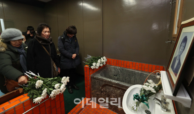 [포토]故 박종철 열사 고문현장 찾은 이한열 열사 어머니