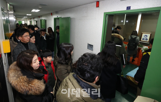 [포토]시민들 발길 이어지는 故 박종철 열사 고문현장