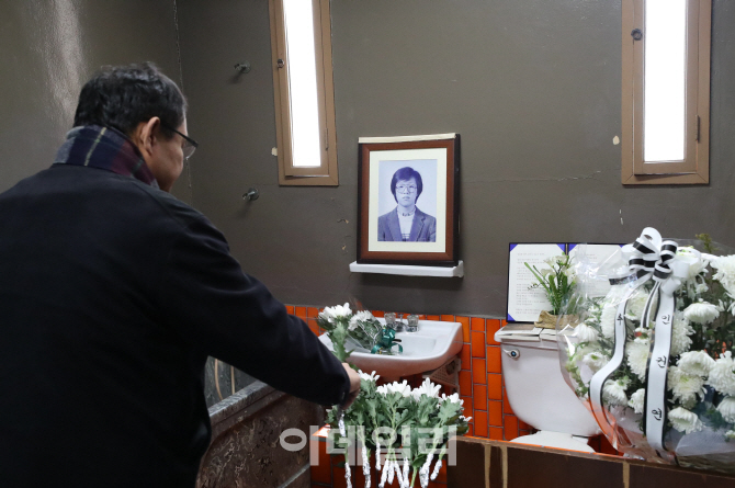 [포토]헌화하는 추모객들
