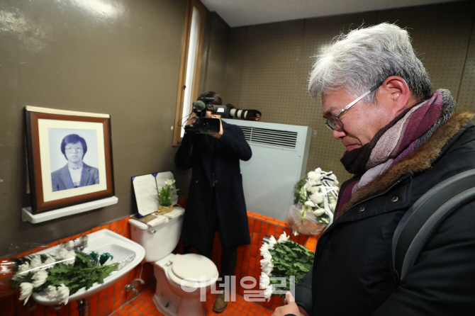 [포토]눈물 참는 故 박종철 열사 동창