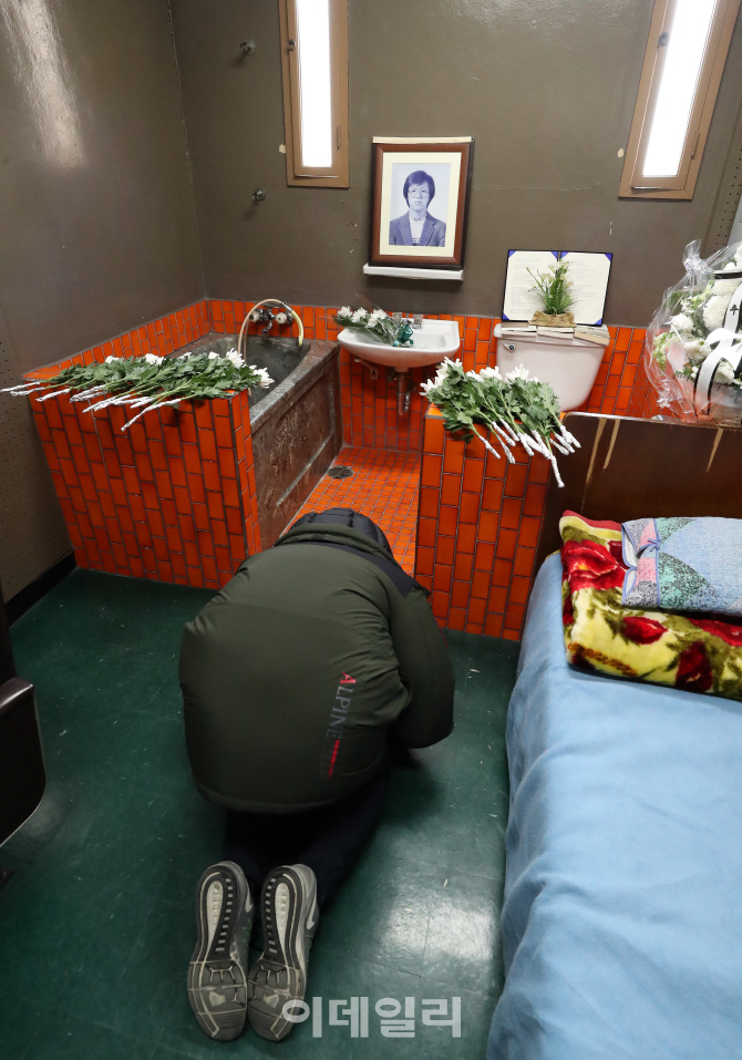 [포토]박종철 열사 31주기, 큰 절 하는 추모객