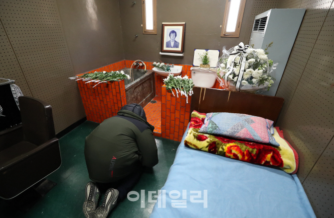 [포토]박종철 열사 31주기, 절 하는 추모객