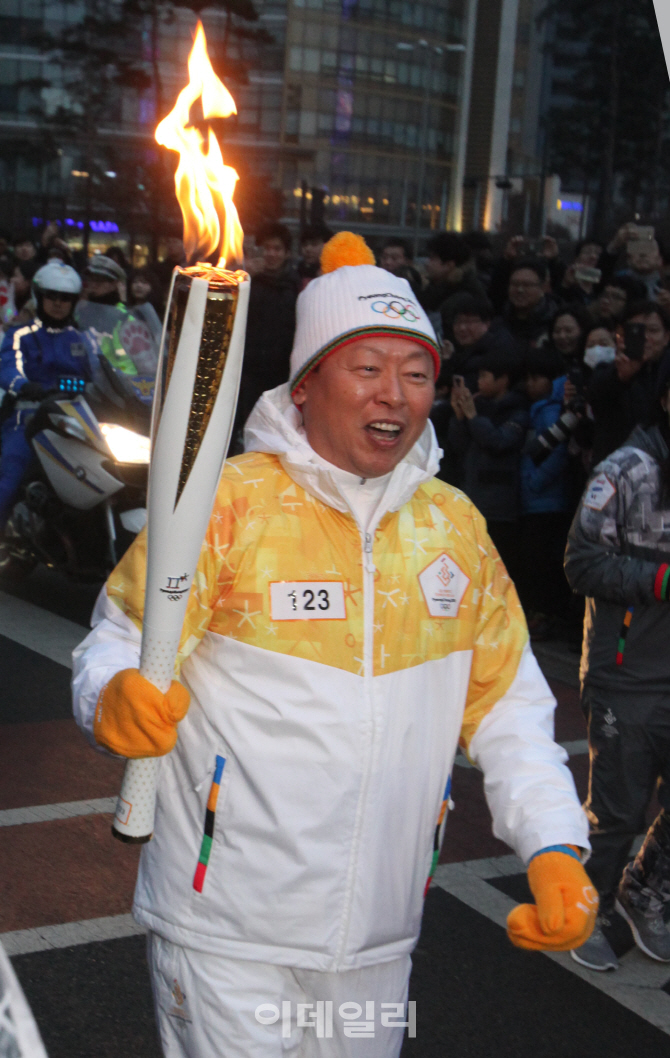 [포토]신동빈, 10대 그룹 총수 중 '최초'성화봉송 주자로 나서