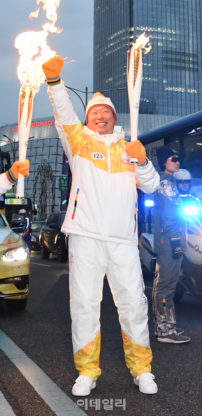 [포토]신동빈, 10대그룹 총수 최초 평창 송화봉송 뛰다