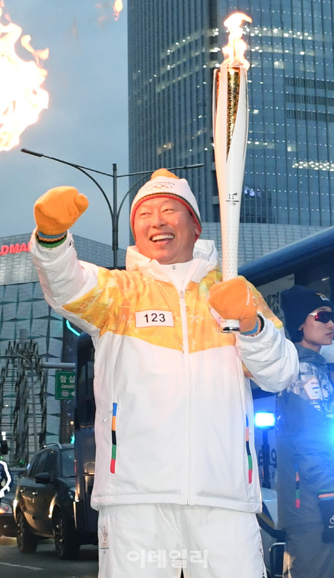 [포토]신동빈, 10대그룹 총수 최초 평창 송화봉송