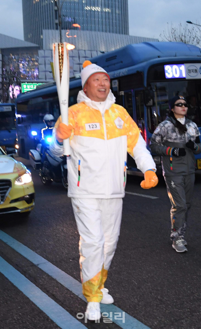 [포토]신동빈 회장, 희망의 불꽃들고