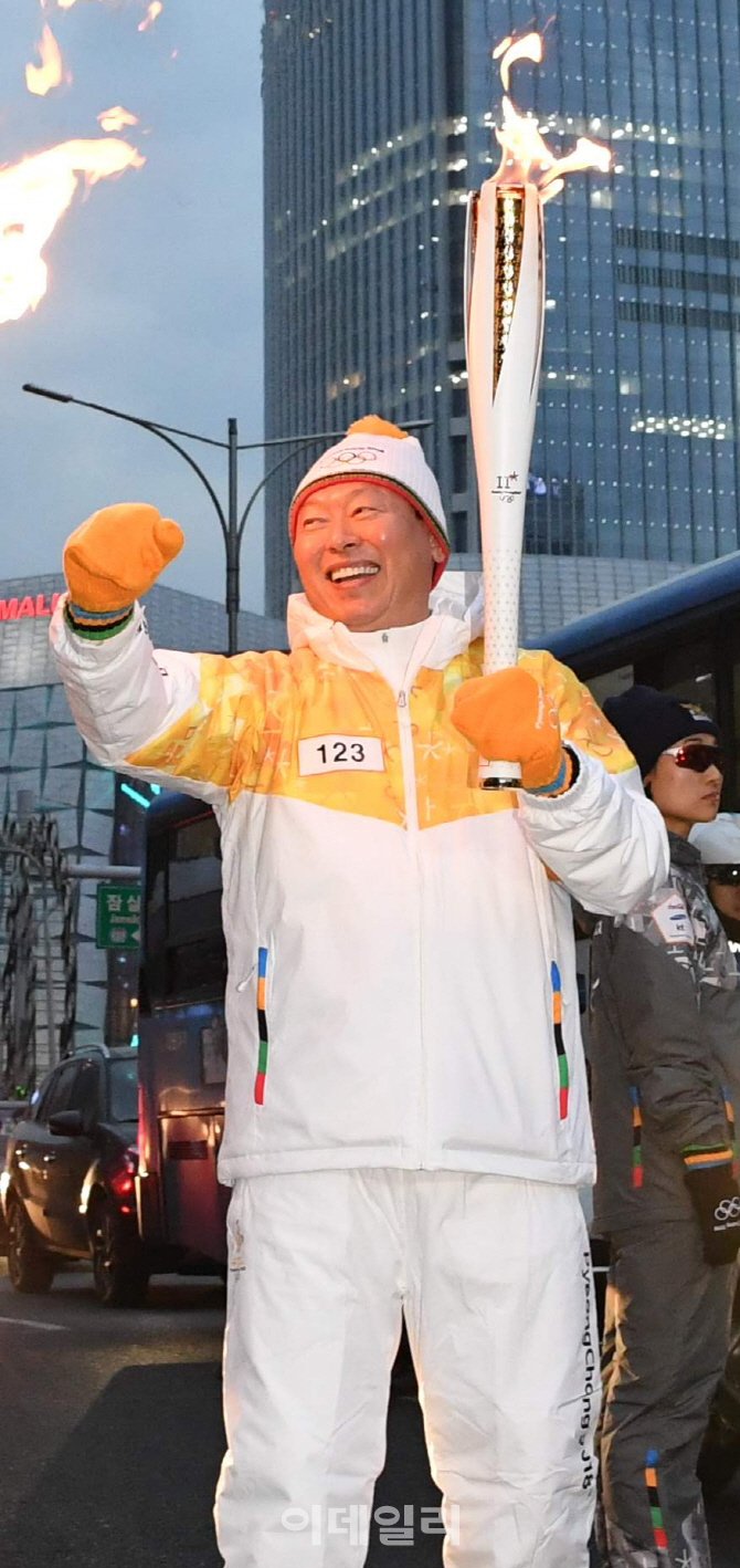 [포토]신동빈 롯데 회장, 희망의 불꽃들고