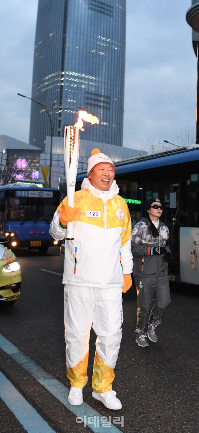 [포토]신동빈 롯데그룹 회장, 희망의 불꽃들고